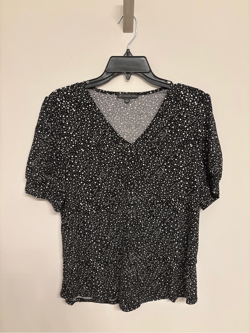 Adrianna Papell Black Dot Print V-Neck Short Sleeve Top